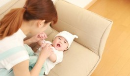 婴儿抚触操的操作方法和步骤（婴儿抚触操手法教程讲解）